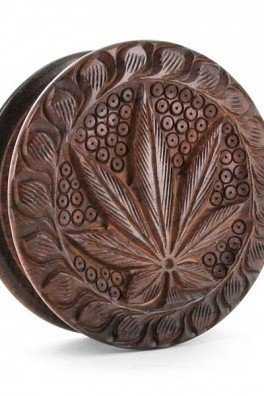 Houten Grinder Carved Cannabis